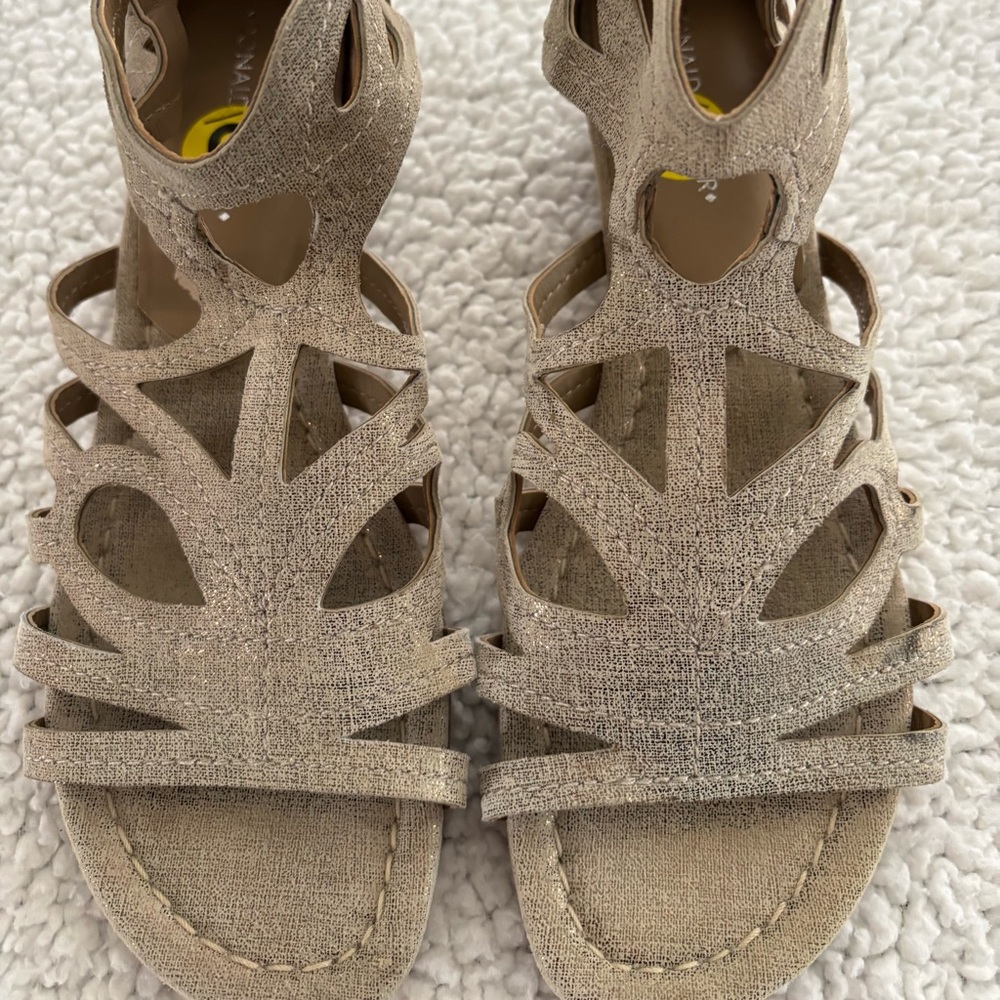 DONALD J. PLINER Wedge Strappy Sandals Beige w/metallic finish. Sz 9. Back Zip. - Picture 12 of 12